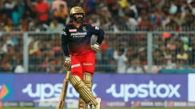 Dinesh Karthik: Dinesh Karthik, who made his debut in IPL 2008, has played 229 matches in this league.  The wicket-keeper batsman has 4376 runs in his name.  He was roped in by Royal Challengers Bangalore in the mega auction.  He performed brilliantly in IPL 2022 and played the World Cup for Team India.  After this the franchisee retained him before the mini auction.  This season, the 37-year-old wicket-keeper batsman will be closely watched and this season could also be his last season.