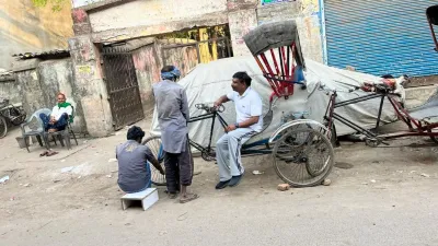 Principal Secretary to Chief Minister sitting on Rickshaw- India TV Hindi