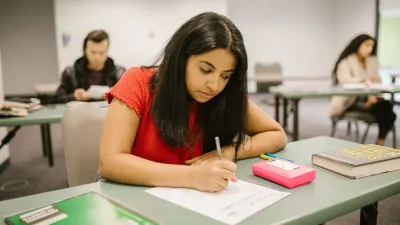 Uk सरकार ने भारतीयों समेत फॉरेन स्टूडेंट्स के लिए नए इमिग्रेशन रूल्स लागू किए हैं।- India TV Hindi