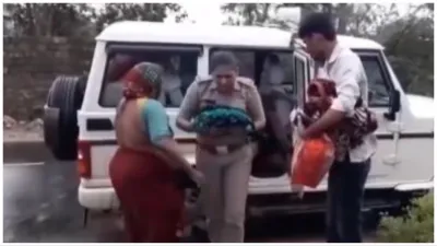 Video of female policeman goes viral amidst Cyclone Biparjoy storm rescues 4-day-old child- India TV Hindi