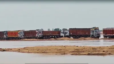 TRUCKS STRUCK- India TV Hindi