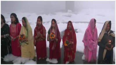 Delhi Chhath Puja Devotees stand in knee-deep toxic foam in Yamuna for Chhath Puja- India TV Hindi