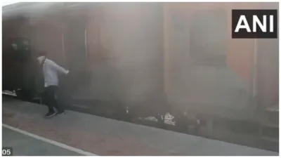 indian railway Smoke was detected in a bogie of Jharkhand Sampark Kranti Express train earlier today- India TV Hindi