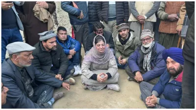 J&K PDP Chief Mehbooba Mufti was stopped by Police at DKG road for security reasons Poonch - India TV Hindi