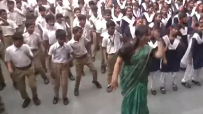 राम की भक्ति में डूबा पूरा देश, टीचर के साथ राम भजन पर झूमे स्कूली बच्चे -  India TV Hindi