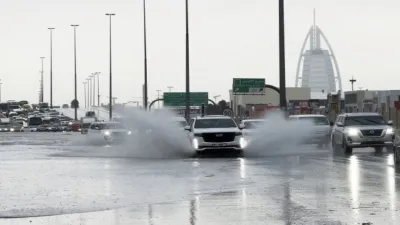 VIDEO: भारी बारिश के बाद बिगड़ गए रेगिस्तानी शहर के हालात, दुबई में हर तरफ  पानी ही पानी - India TV Hindi