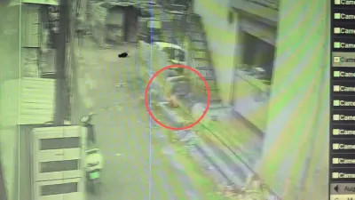 गली में खेलते-खेलते टैंक में जा गिरा 4 साल का मासूम, हुई मौत; देखें हादसे  का VIDEO - India TV Hindi