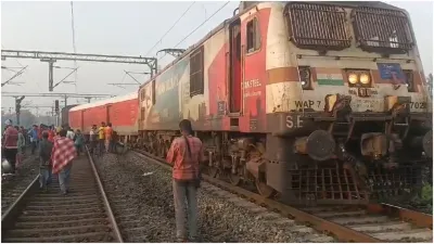 Major railway accident averted in West Bengal 3 coaches of a train derailed officials reached the sp- India TV Hindi