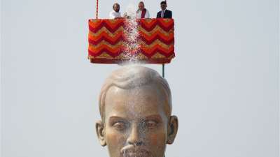 अमित शाह ने इस मौके पर कहा कि श्रीमद् राजचंद्रजी ने समाज के बीच रहकर मोक्ष का मार्ग प्रशस्त किया और यह उनकी महान सेवा है।