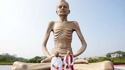 गृह मंत्री अमित शाह ने ‘श्रीमद् राजचंद्र अहिंसा केंद्र’ की आधारशिला का पूजन किया। यह आधारशिला सहानुभूति, प्रेम और करुणा के विकास के लिए समर्पित है।