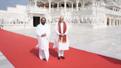 अमित शाह ने आश्रम के दिव्य जिनमंदिर में प्रार्थना की और पवित्र अनुष्ठानों में भाग लिया। इस मौके पर गुजरात राज्य के वित्त मंत्री कनुभाई देसाई, गृह मंत्री हर्ष सांघवी, वलसाड के सांसद धवलभाई पटेल और मिशन के उपाध्यक्ष आत्मपित नेमीजी भी उपस्थित थे।