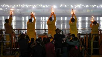 प्रयागराज में संगम किनारे गंगा, यमुना और सरस्वती की आरती भी की जा रही है। यहां हर शाम का नजारा अलौकिक होता है, जिसे देखकर श्रद्धालु भी मग्न हो जाते हैं। प्रयागराज में संगम किनारे गंगा, यमुना और सरस्वती की आरती भी की जा रही है। यहां हर शाम का नजारा अलौकिक होता है, जिसे देखकर श्रद्धालु भी मग्न हो जाते हैं।