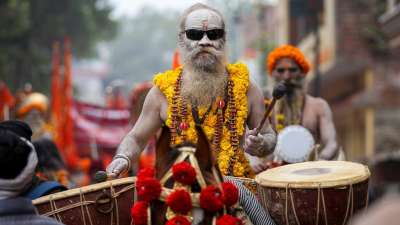 महाकुंभ में विभिन्न अखाड़ों के संतों का आगमन शुरू हो गया है। ये संत यहां महाकुंभ के दौरान रुकेंगे और शाही स्नान में हिस्सा लेंगे। महाकुंभ में विभिन्न अखाड़ों के संतों का आगमन शुरू हो गया है। ये संत यहां महाकुंभ के दौरान रुकेंगे और शाही स्नान में हिस्सा लेंगे।
