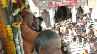 बरसाना में योगी आदित्यनाथ की लड्डू वाली होली, कहा- 'राधा रानी के चरणों में  नमन करने बरसाना आया हूं' - India TV Hindi