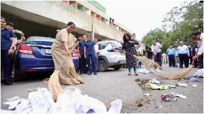 दिल्ली को कूड़े से आजादी' सफाई अभियान की शुरुआत', सीएम रेखा गुप्ता ने लगाया  झाड़ू - India TV Hindi