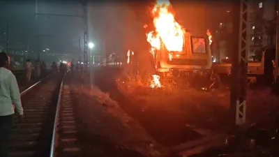 धू-धूकर जल उठी मुंबई लोकल ट्रेन, मची अफरा-तफरी, मध्य रेलवे की सेवाएं  प्रभावित; VIDEO - India TV Hindi