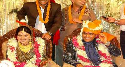 भारतीय क्रिकेट टीम के पूर्व कप्तान महेंद्र सिंह धोनी उनकी पत्नी साक्षी आज शादी की अपनी 10वीं सारगिरह मना रहे हैं। धोनी और साक्षी 4 जुलाई 2010 को शादी के बंधन में बंधे थे। दोनों ने 3 जुलाई को देहरादून के होटल में सगाई की थी और उसके अगले ही दिन उन्होंने शादी किया।