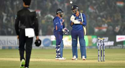 सुर्यकुमार यादव (62) के अर्द्धशतक और रोहित शर्मा के 48 रनों की बेहतरीन पारी के दमपर तीन टी-20 मैचों की सीरीज के पहले मुकाबले में भारत ने न्यूजीलैंड को 5 विकेट से हरा दिया।