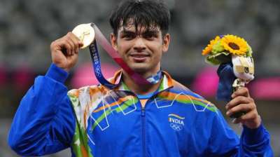 भालाफेंक खिलाड़ी नीरज चोपड़ा ने टोक्यो ओलंपिक 2020 में शनिवार को स्वर्ण पदक जीता और भारत के एथलेटिक्स में पदक का 100 साल का सूखा खत्म किया।