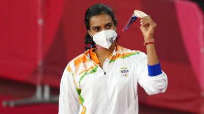 पीवी सिंधु ने चीन की ही बिंग जिओ को 21-13 और 21-15 से हराकर कांस्य पदक अपने नाम किया। इसी के साथ वह ओलंपिक में दो मेडल जीतने वाली पहली भारतीय महिला खिलाड़ी बनीं।