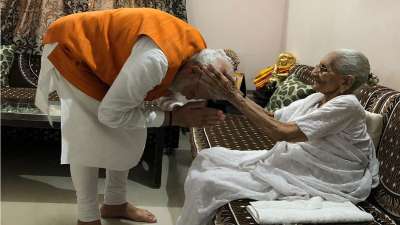 अपने जन्मदिन के अवसर पर प्रधानमंत्री नरेंद्र मोदी अपनी मां हीरा बा का आशीर्वाद लेने गुजरात पहुंचे।