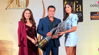 मुंबई: जोहान्सबर्ग, मैड्रिड, दुबई, कोलंबो, न्यूयॉर्क जैसे शहरों के बाद अब अंतर्राष्ट्रीय भारतीय फिल्म अकादमी पुरस्कार (IIFA 2019) के 20वें संस्करण का आयोजन सितंबर में मुंबई में होने जा रहा है। ऐसे में गुरुवार को प्रेस कॉन्फ्रेंस हुई, जिसमें सलमान खान, माधुरी दीक्षित और कैटरीना कैफ समेत तमाम सितारे शामिल हुए।