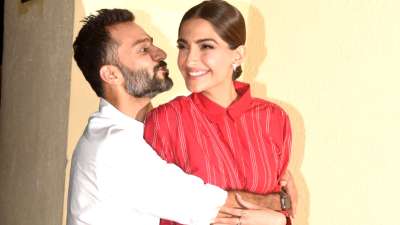 सोनम कपूर और दुलकर सलमान की फिल्म 'द ज़ोया फैक्टर' 20 सितंबर 2019 को रिलीज हो चुकी है। बीती रात को मुंबई में बॉलीवुड हस्तियों के लिए स्पेशल स्क्रीनिंग रखी गई। रेड कलर की ड्रेस पहने सोनम अपने पति आनंद आहूजा के साथ पहुंचीं।