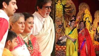 मुंबई: पूरे देश में श्रद्धा और भक्ति के साथ नवरात्रि (Navratri 2019) मनाई जा रही है। महाअष्टमी पर बॉलीवुड के महानायक अमिताभ बच्चन पत्नी जया बच्चन के साथ मां दुर्गा के दर्शन करने पहुंचे। वहीं, काजोल और रानी मुखर्जी भी परिवार के साथ देवी के पंडाल पहुंचे और पूजा-अर्चना की।