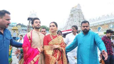 दीपिका पादुकोण और रणवीर सिंह आज अपनी शादी की पहली सालगिरह मना रहे हैं।