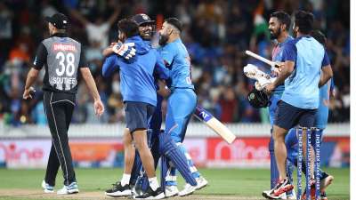 पांच टी-20 मैचों सीरीज के तीसरे मुकाबले में भारत ने सुपरओवर में न्यूजीलैंड पर रोमांचक जीत दर्जकर सीरीज पर 3-0 से अजेय बढ़त हासिल कर ली। इस मुकाबले में भारत ने पहले बल्लेबाजी करते हुए निर्धारित 20 ओवर में 179 का स्कोर खड़ा किया था जिसके जवाब में मेजबान न्यूजीलैंड ने भी 20 ओवर में 179 रन ही बना पाई।