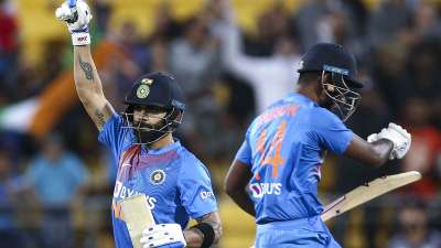पांच टी-20 मैचों की सीरीज के चौथे मुकाबले में भारत ने मेजबान न्यूजीलैंड को हरा दिया। इसके साथ भारतीय टीम ने सीरीज में 4-0 की बढ़त बना ली। यह लगातार दूसरा मौका था जब मैच का नतीजा सुपरओवर में आया। इससे पहले सीरीज का तीसरा मैच भी सुपरओवर में पहुंचा था जहा भारतीय टीम को जीत मिली थी।