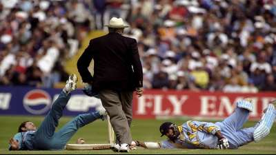साल 1999 में भारत और न्यूजीलैंड के बीच नेपियर में वनडे सीरीज दूसरा मुकाबला खेला गया। पहले बल्लेबाजी करते हुए न्यूजीलैंड ने 50 ओवरों में 213 रन बनाए।
