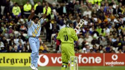 मौजूदा भारतीय टीम में कई गेंदबाज है जो अच्छी खासी गति से गेंदबाजी करते है, लेकिन 1999 में भारतीय गेंदबाज द्वारा डाली गई सबसे तेज गेंद के रिकॉर्ड को आज तक कोई भारतीय गेंदबाज नहीं तोड़ पाया है। जवागल श्रीनाथ ने 1999 वर्ल्ड कप में पाकिस्तान के खिलाफ 154.5 KMPH की गति से गेंद डाली थी। कई गेंदबाजों ने श्रीनाथ के इस रिकॉर्ड को तोड़ने की कोशिश की लेकिन वो नाकाम रहें। आइए देखते हैं श्रीनाथ के बाद किन भारतीय खिलाड़ियों ने डाली सबसे तेज गेंद- &amp;nbsp;