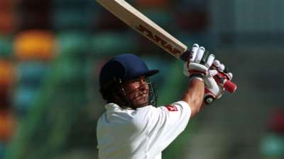 भारत के महान क्रिकेटर सचिन तेंदुलकर ने आज ही के दिन 30 साल पहले 14 अगस्त 1990 को अपने टेस्ट करियर का पहला शतक जड़ा था। इस शतक के साथ सचिन टेस्ट में शतक जड़ने वाले दूसरे सबसे युवा क्रिकेटर बन गए थे। आइए जानते हैं टेस्ट क्रिकेट में सबसे कम उम्र में शतक जडने वाले क्रिकेटरों के बारे में..........