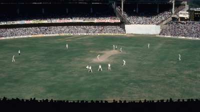 क्रिकेट का असली खेल टेस्ट क्रिकेट को माना जाता है। जिसमें बल्लेबाज और गेंदबाज दोनों की कड़ी परीक्षा होती है। इतना ही नहीं टेस्ट क्रिकेट में गेंदबाज और बल्लेबाज के अलावा नाइटवॉचमैन का अपना ही एक अलग महत्त्व होता है। दिन का खेल खत्म होने से पहले अगर कोई टीम अपना विकेट गंवाती है तो किसी प्रमुख बल्लेबाज के बदले कप्तान किसी निचले क्रम के बल्लेबाज को बल्लेबाजी के लिए भेजता है, ताकि दिन के खेल में टीम को और कोई बड़ा झटका न लगे। ये खिलाड़ी अधिकतर टीम के गेंदबाज ही होते हैं। जो आउट भी हो जाए तो टीम को फर्क नहीं पड़ता। लेकिन कभी-कभी यही बल्लेबाज टीम की जान बन जाते हैं और मैच को पलट भी देते हैं। इस तरह जानते हैं टेस्ट क्रिकेट के 5 नाइटवॉचमैन के नाम जिन्होंने जड़ा है शतक।