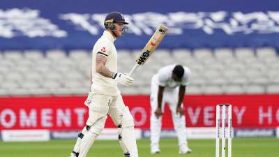 इंग्लैंड और वेस्टइंडीज के बीच मैनचेस्टर में खेले जा रहे दूसरे टेस्ट मैच में स्टार आउलराउंडर बेन स्टोक्स ने दूसरे दिन 255 गेंदों मे 9 चौकों और 1 छक्के की मदद से शानदार शतक जड़ दिया। स्टोक्स के टेस्ट करियर का ये 10वां शतक है और इसी के साथ ये स्टार ऑलराउंडर टेस्ट में 10 शतक और 150 विकेट लेने का कारनामा करने वाले दिग्गज ऑलराउंडरों के क्लब में शामिल हो गए। आइए जानते हैं टेस्ट में 10 शतक और 150 विकेट लेने का कमाल करने वाले ऑलराउंडरों के बारे में.......