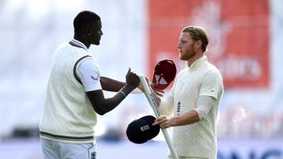 वेस्टइंडीज की टीम इस समय इंग्लैंड में 3 मैचों की टेस्ट सीरीज खेल रही है। शुरुआती 2 टेस्ट मैचों के बाद दोनों टीमें सीरीज में 1-1 की बराबरी पर चल रही हैं। ऐसे में मैनचेस्टर में 24 जुलाई से खेला जाने वाला तीसरा और आखिरी टेस्ट मैच निर्णायक साबित होगा। अगर वेस्टइंडीज टीम तीसरा टेस्ट जीतकर सीरीज 2-1 से अपने नाम कर लेती है तो कप्तान जेसन होल्डर इंग्लैंड में टेस्ट सीरीज जीतने वाले 7वें विंडीज कप्तान बन जाएंगे।आइए जानते हैं इंग्लैंड की धरती पर टेस्ट सीरीज जीतने वाले वेस्टइंडीज के कप्तानों के बारे में.......
