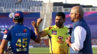 आईपीएल 2020 के पहले मुकाबले में चेन्नई सुपर किंग्स के कप्तान महेंद्र सिंह धोनी ने टॉस जीतकर पहले गेंदबाजी करने का निर्णय लिया।