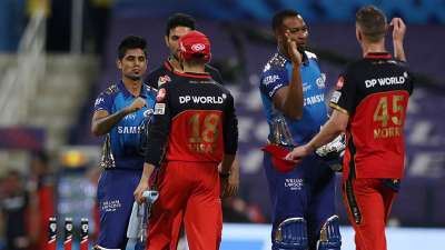 आईपीएल 2020 के 48वें मुकाबले में रॉयल चैलेंजर्स बैंगलोर को 5 विकेट से मात देकर मुंबई इंडियंस प्लेऑफ क्वालीफिकेशन के और नजदीक पहुंच गई है।