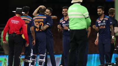 सिडनी में खेले गए दूसरे टी20 मुकाबले में भारत ने ऑस्ट्रेलिया को 6 विकेट से हराकर तीन टी20 मैच की सीरीज में 2-0 की अजेय बढ़त बना ली है।