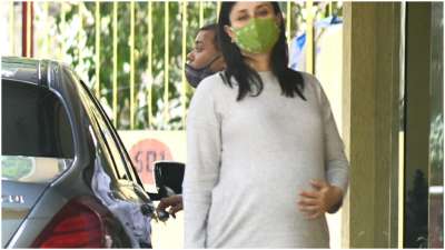 करीना कपूर खान को आज बांद्रा स्थित उनकी बहन करिश्मा कपूर के घर के बाहर स्पॉट किया गया। इस दौरान करीना कैमरे को पोज देती नजर आईं।&amp;nbsp;&amp;nbsp;