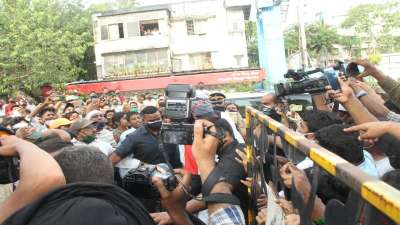 बॉलीवुड सुपरस्टार अमिताभ बच्चन और उनके बेटे अभिषेक बच्चन को जुहू के कब्रिस्तान पहुंचते ही भीड़ ने घेर लिया।