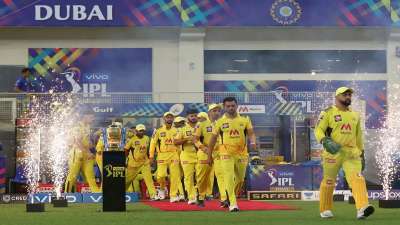 IPL 2021 के फाइनल मुकाबले में धोनी की कप्तानी वाली चेन्नई सुपर किंग्स टीम कोलकाता नाइट राइडर्स को 27 रनों से मात देते हुए चौथी बार खिताब जीतने में कामयाब रही। IPL के 14वें सीजन का जब भारत में आगाज हुआ था तब किसी ने कल्पना नहीं की थी कि धोनी की टीम एक खराब सीजन के बाद सीधा खिताब पर कब्जा जमा लेगी। IPL 2021 कोरोना के कारण दो चरणों में खेला गया जिसका समापन UAE की धरती पर चेन्नई की जीत के साथ हुआ। तो आइए एक नजर डालते हैं IPL 2021 के 10 बड़े मोमेंट्स पर....... &amp;nbsp;