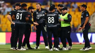 न्यूजीलैंड क्रिकेट टीम ने बिना किसी शोर-शराबे के ICC T20 वर्ल्ड कप 2021 के फाइनल में प्रवेश किया जहां उसका सामना ऑस्ट्रेलिया से होगा। टूर्नामेंट का आगाज होने से पहले किसी ने शायद ही सोचा होगा कि कीवी टीम फाइनल का टिकट कटाने वाली पहली टीम बनेगी। ऐसे में आइए एक नजर डालते हैं न्यूजीलैंड के T20 वर्ल्ड कप के फाइनल तक के सफर पर........
