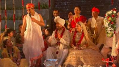 अंकिता लोखंडे ने अपने बॉयफ्रेंड विक्की जैन संग शादी कर ली है। मुंबई के ग्रैंड हयात में कपल ने अपने फैमिली और फ्रेंड्स के सामने सात फेरे लिए।&amp;nbsp;&amp;nbsp; &amp;nbsp;