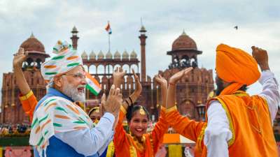 Independence Day 2022: आज देशभर में स्वाधीनता दिवस पूरे जोश और धूमधाम से मनाया गया। कश्मीर से लेकर कन्याकुमारी तक हर जगह राष्ट्रध्वज फहराया गया। प्रभातफेरियां निकली, घर घर तिंरगा अभियान के तहत पूरा देश तिरंगे के रंग में रंगा दखाई दिया। आज प्रधानमंत्री नरेंद्र मोदी ने लगातार 9वीं बार लाल किले की प्राचीर पर तिरंगा फहराया। आजादी के 75 साल पूरे होने के मौके पर पहली बार ऐसा हुआ जब स्वदेशी तोप ATAGS के जरिए सलामी दी गई। 