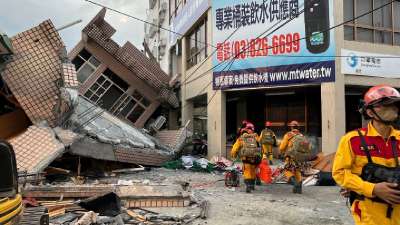 Taiwan Earthquake: ताइवान में रविवार को भूकंप के तेज झटके महसूस किए गए, जिससे एक तीन मंजिला एक इमारत ध्वस्त हो गई और मलबे में कई लोग दब गए। भूकंप की वजह से एक स्टेशन पर यात्री ट्रेन भी पटरी से उतर गई। रविवार को आए भूकंप की तीव्रता 6.8 मापी गई, जो शनिवार से इस द्वीपीय देश के दक्षिण पूर्वी हिस्सों में महसूस किए जा रहे दर्जनों झटकों में सबसे शक्तिशाली है। 
