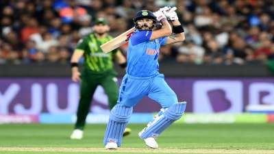 T20 World Cup 2022: सुपर 12 के करीब आधे मुकाबले खत्म हो चुके हैं और टॉप-3 बल्लेबाजों व गेंदबाजों की लिस्ट में देखें तो विराट कोहली एकमात्र भारतीय खिलाड़ी हैं। 