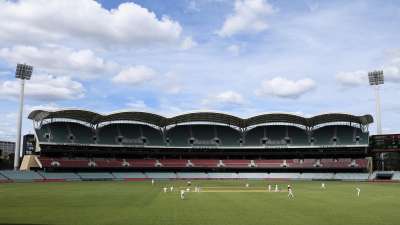 Adelaide Oval: ऑस्ट्रेलिया के शहर एडिलेड में स्थित एडिलेड ओवल में दर्शकों की कुल क्षमता 55,317 है।