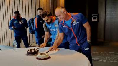 विराट कोहली ने मेलबर्न में टीम इंडिया के साथी क्रिकेटर्स के साथ अपना जन्मदिन मनाया। यह उनका 34वां बर्थडे है और वह मौजूदा टी20 वर्ल्ड कप में भी शानदार फॉर्म में हैं। 